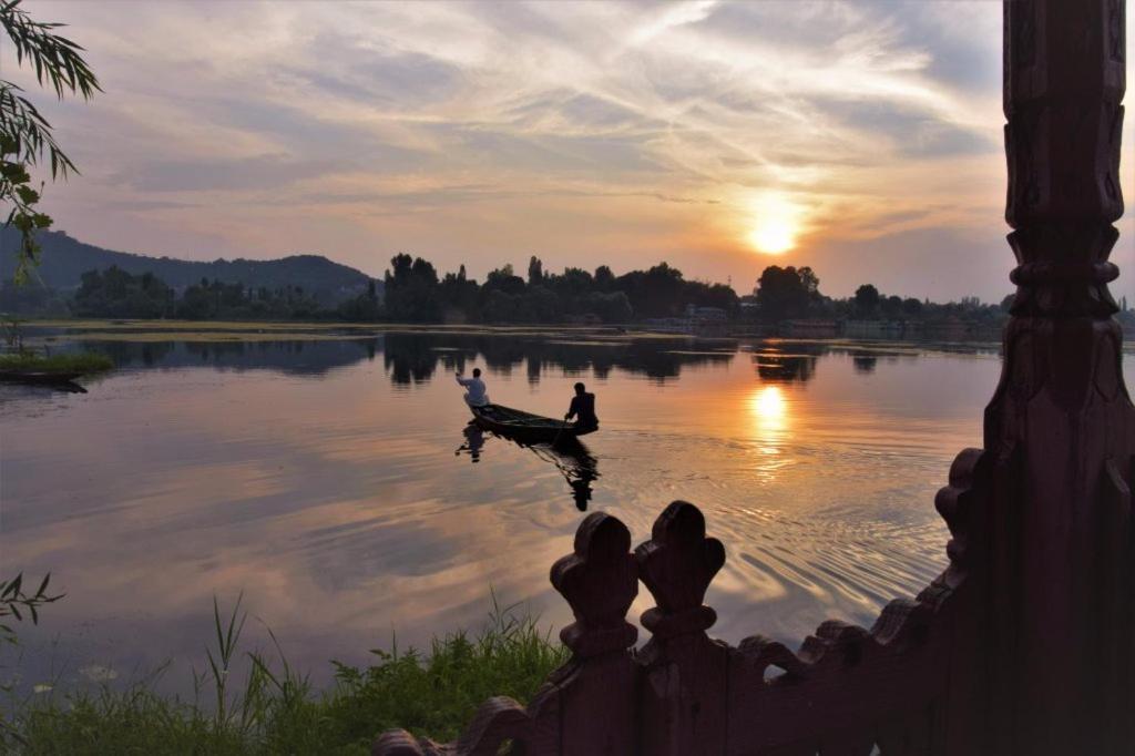 Отель Golden Flower Heritage Houseboat Nagin Bagh Экстерьер фото