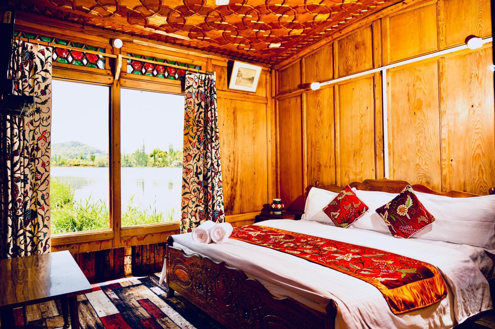 Отель Golden Flower Heritage Houseboat Nagin Bagh Экстерьер фото